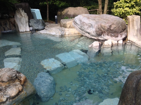 無色透明の湯。底には石が転がっているのが面白い