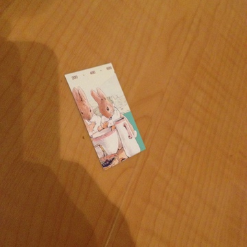 図書カードをはさみで切る