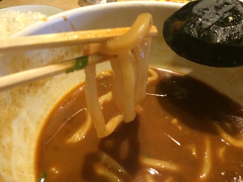手打ちの麺がカレーによく絡まる