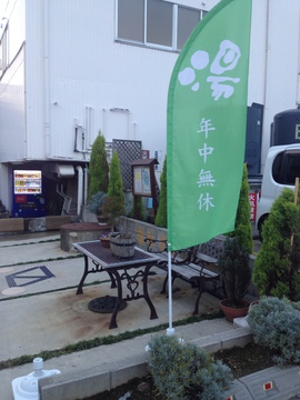 裏にはなぜかの休憩ベンチ