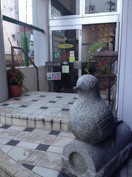入り口の鳥の置物