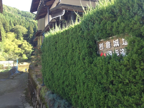 住宅の横から