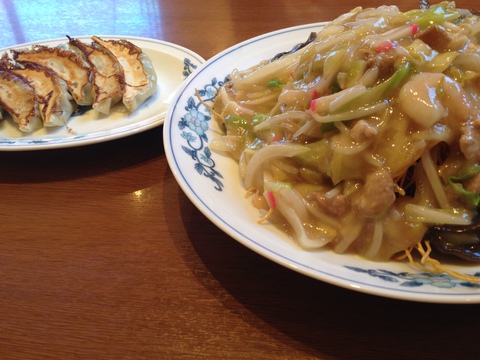 人気の皿うどんと餃子