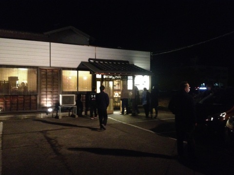 開店時刻になるとお客さんが一斉に集まる名物光景
