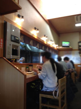 店内の雰囲気。相席はあたりまえ