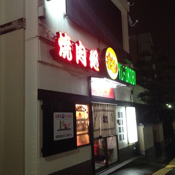 店構え。駐車場は一本石引側の小路に
