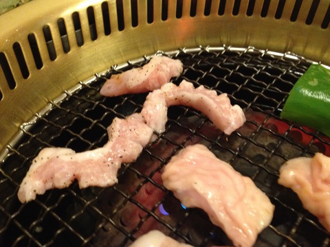 シロも厚。食べやすい豚トロのカット