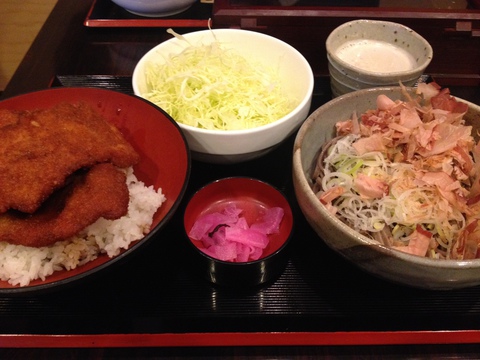 ソースカツ丼とおろし蕎麦を一度に食べられるソースカツ丼定食