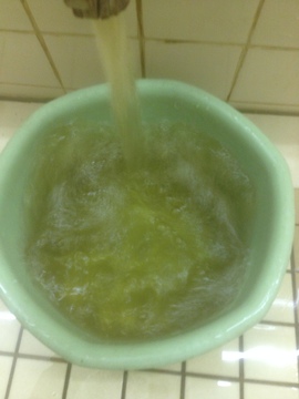 特徴のある褐色のお湯