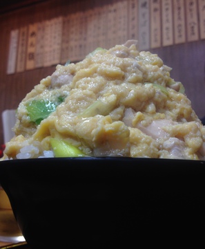 そびえ立つ親子丼大盛り
