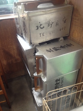 入り口にある山積みのオカモチ
