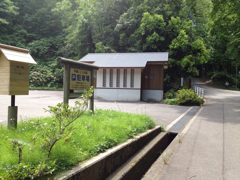 ほどなくして駐車場。トイレもあり