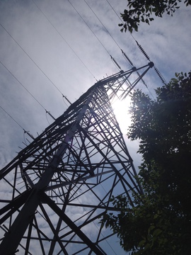 コースは高圧線塔の管理道路もかねている模様