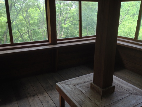 野鳥観察舎内。説明写真もあり