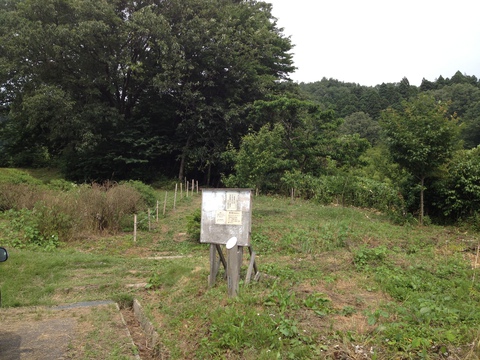 ふるさと館の奥に遊歩道