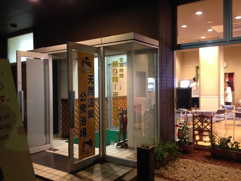 フロント入り口の奥に日帰りの玄関