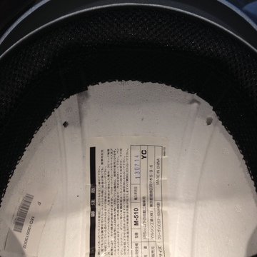 内装を外すとベンチレーションの穴が見える