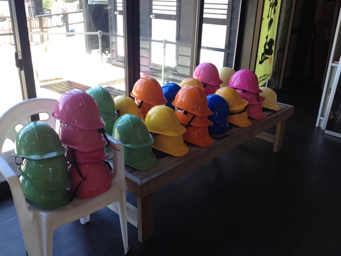 青の洞窟へはヘルメット着用