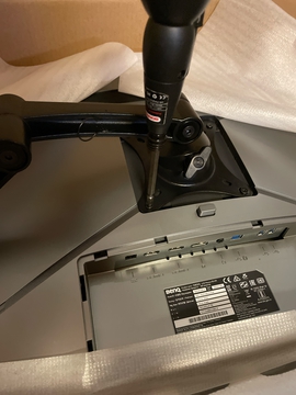 モニターアームをつける場合は箱に入れたままが楽