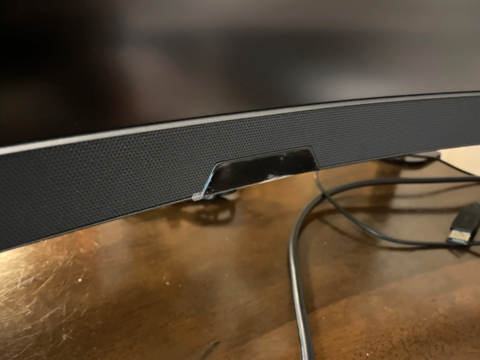 正面のこの部分は赤外線と光量センサー