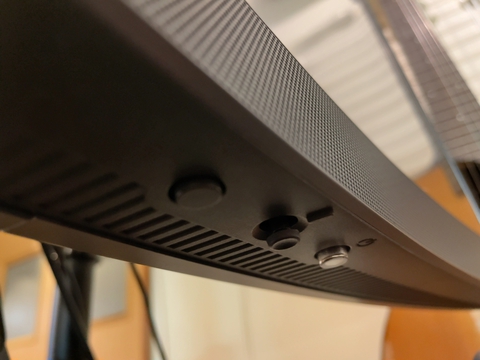 スティック操作で使いやすい。電源ランプも下で気に障らない