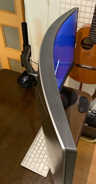 これが1000Rモニターの湾曲具合。強烈