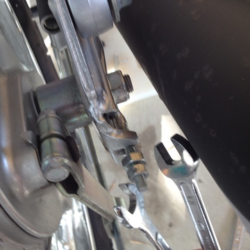 アジャストナットを緩めておく