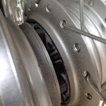 隙間からシャフトの位置を確認。慎重に