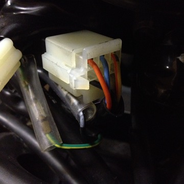 ギボシの方の黒い線が12V