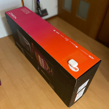 かなり巨大な箱。AirPodsProは比較参考