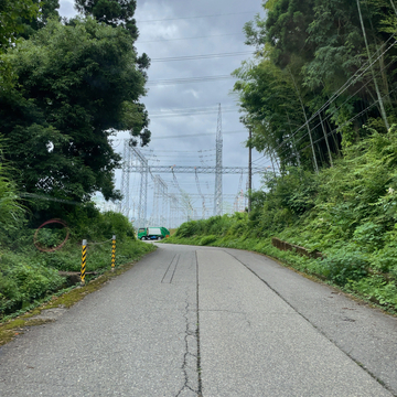 加賀変電所に向かう。周りまでなら一般でも入場可能