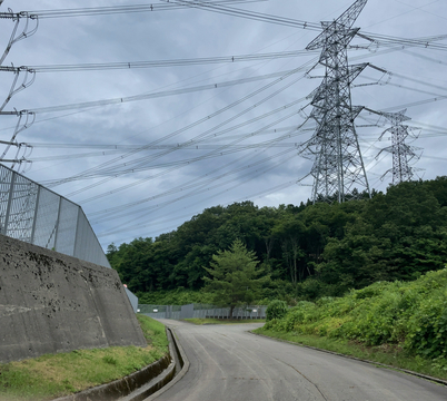 東側変電所前。ここを右