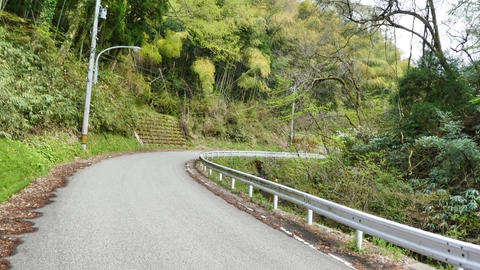森本ICの喧騒を抜けた静かな道