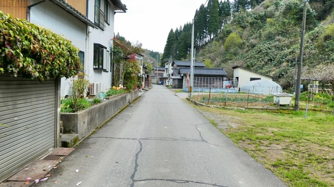 下涌波・上涌波の町を通過していく