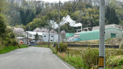 カガライト工業 この辺りダンプ多し