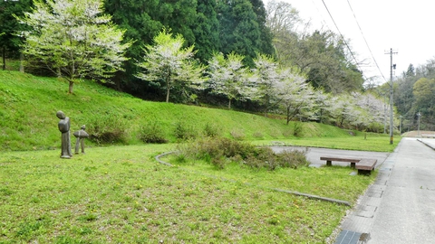 釣部隊道を抜けたら道路脇に公園