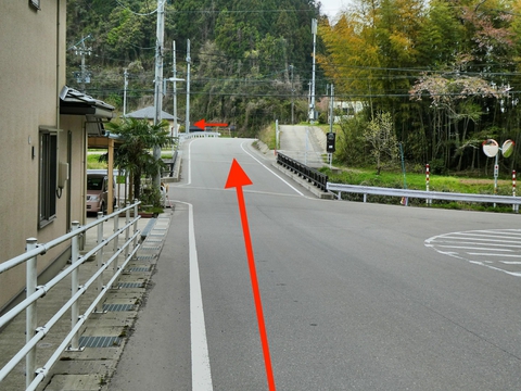 牧町のまきどんど橋(金腐側)。まっすぐ突き当たり左折がわかりやすい