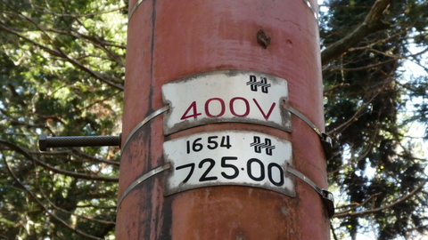 電圧も珍しい400V