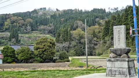 権殿山はこの辺りで唯一名のある山。道端に記念碑が多い