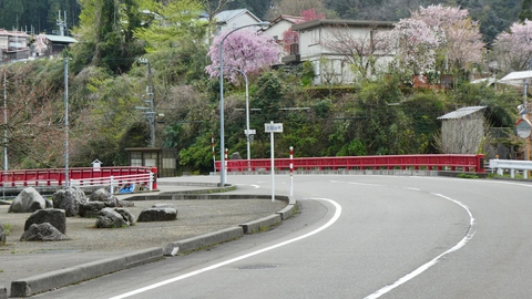 森下川とはここでお別れ。岩と赤い橋が印象的