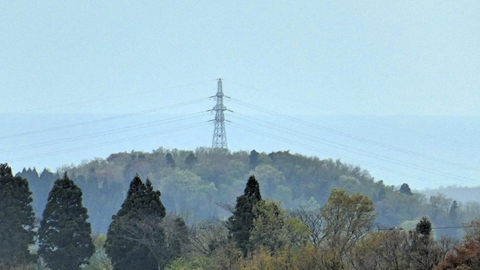 奥の山の上に建っているのは北金沢線115番の鉄塔、帰りに国道213号からもう一度見れる