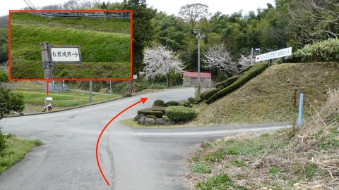 十字路は案内板に沿って