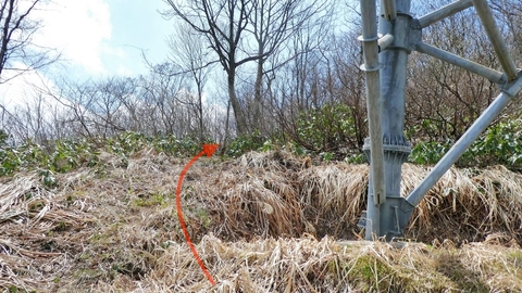 次の鉄塔加賀幹線28番へ左奥南側より