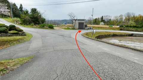 坂を戻ってさっきの交差点を右手沿いに