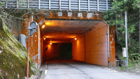 加賀朝日町を抜けて地代町。古い隊道がある