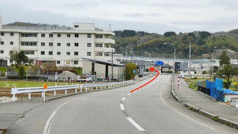 不動寺小学校と国道304号