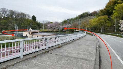テクノパークへ国道304号を横断してすぐに橋の下に回り込むんだらすぐに展望台