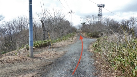 後高山頂上から進むと十字路に出るので直進