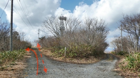 ここを左ですぐ左手に階段がある。真っ直ぐで仏舎利塔に寄り道