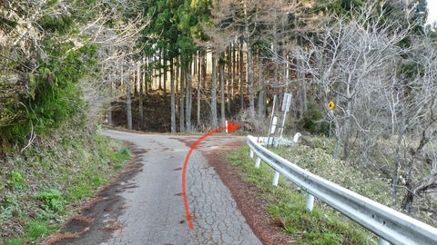舗装路をしばらく行くと分岐。ここを右折(まっすぐで倉ヶ嶽)